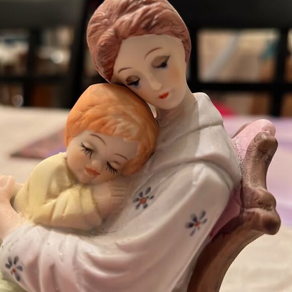 Current Inc vintage porcelain Mother & child figurine no chips cracks EVC - Picture 5 of 10